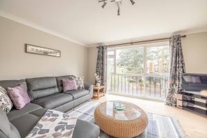 2 Bed Apartment, Close to Windsor, Free Parking - By Tempstay