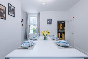 Stunning Home In Salford With Free Parking, Office, Pool & Ping Pong Table