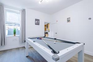 Stunning Home In Salford With Free Parking, Office, Pool & Ping Pong Table