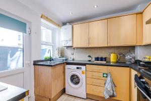 Stunning Home In Salford With Free Parking, Office, Pool & Ping Pong Table