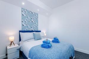 Stunning Home In Salford With Free Parking, Office, Pool & Ping Pong Table