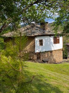 Authentic House with Stunning Mountain View - Karashka