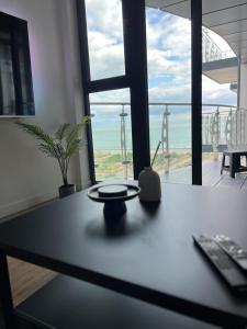 Harbour view-Sleeps 4-Sea View-Parking-Balcony