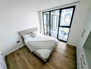 Harbour view-Sleeps 4-Sea View-Parking-Balcony