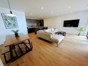 Harbour view-Sleeps 4-Sea View-Parking-Balcony