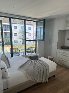 Harbour view-Sleeps 4-Sea View-Parking-Balcony