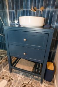 Elegant & charming 2-room blue