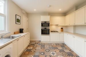 4 Bedroom Spacious House in Cardiff