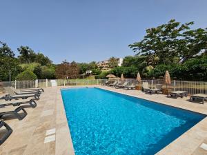 Appartements Cardellini 10- vue mer-piscine en residence : photos des chambres