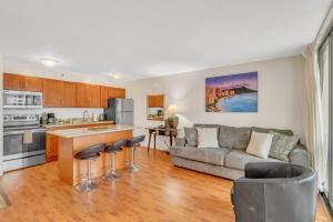 Waikiki Family Condo 1 Block from Beach with Full Kitchen, Pool, and Free Parking (20806)