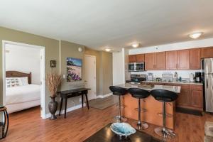 Waikiki Family Condo 1 Block from Beach with Full Kitchen, Pool, and Free Parking (20806)