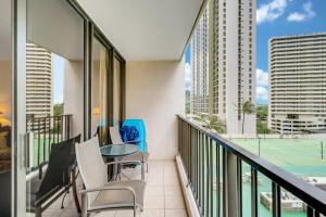 Waikiki Family Condo 1 Block from Beach with Full Kitchen, Pool, and Free Parking (20806)