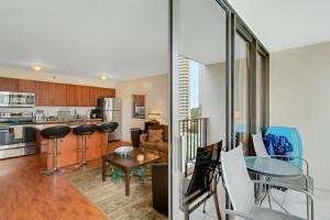 Waikiki Family Condo 1 Block from Beach with Full Kitchen, Pool, and Free Parking (20806)