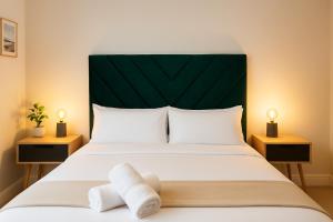 Modern Central Apartment + King Size Bed + Garden