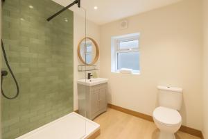 Modern Central Apartment + King Size Bed + Garden