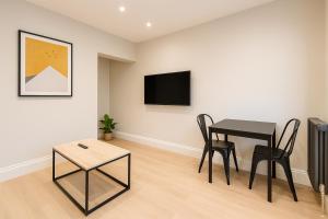 Modern Central Apartment + King Size Bed + Garden