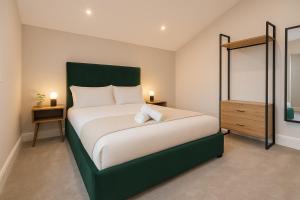 Modern Central Apartment + King Size Bed + Garden