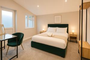 Modern Central Apartment + King Size Bed + Garden