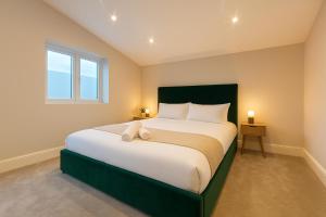 Modern Central Apartment + King Size Bed + Garden