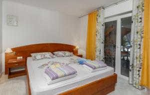 Amazing Apartment In Banjol With Wifi