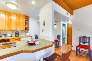 Walk to Santa Fe Plaza Condo with Pool and Hot Tub!
