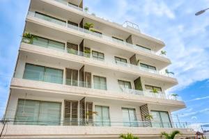 Private Oceanview Stay with Balcony & Rooftop Pool