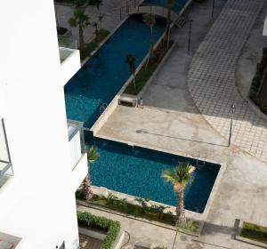 Appartement 2 Chambres à Coté avec Grand Balcon, Piscine, Aire de Jeux pour Enfants et Jardin
