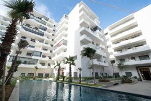 Appartement 2 Chambres à Coté avec Grand Balcon, Piscine, Aire de Jeux pour Enfants et Jardin