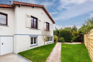 Villas DnE VILLA- DISNEY-PARIS - HOLIDAYS HOUSE - MAISON DE VACANCES - PISCINE - POOL- 6 CHAMBRES- 6 SDB - 6 BEDROOMS - 6 BATHROOMS : Villa