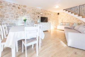 Villa Lucy, a Mediterranean rustic haven, pet friendly