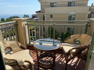 Flores Garden Pool & Sea View Studio