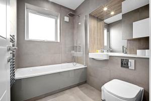 Stylish Four Bedroom Townhouse - City Centre - Netflix - Parking - Garden - Balconies 11SL