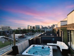 5 Star Stay! Rooftop Hot Tub Walk to Gulch