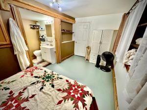 Comfortable one bedroom basement apartment in the woods