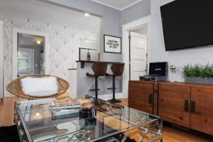 Private Cozy Cottage w Hot Tub 17Mi to Broadway