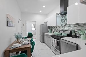 Sage Stay- Modern 2BR Apartment - Sleeps 6 - 25 Min to NYC