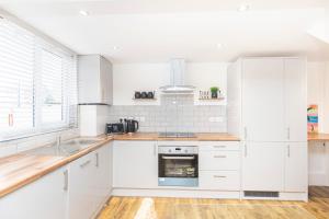 Modern 4 bed & 4 En-suite City Centre with Parking