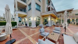 Flores Garden Pool Side and Sea View Apartment