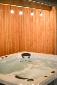 Maisons de vacances Maison de charme avec Jacuzzi : photos des chambres