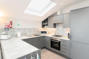 Seaside 3BD Retreat with Balcony & Stunning Views