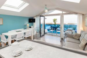 Seaside 3BD Retreat with Balcony & Stunning Views