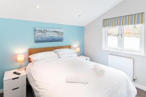 Seaside 3BD Retreat with Balcony & Stunning Views