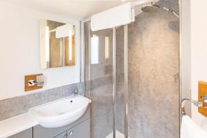 Seaside 3BD Retreat with Balcony & Stunning Views