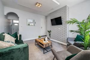 NEW Lime House by Truestays - 3 Bedroom House in Stoke-on-Trent