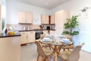 NEW Balfour House by Truestays - 5 Bedroom House in Stoke-on-Trent