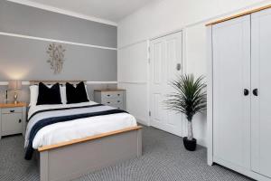 NEW Oakhill House by Truestays - 5 Bedroom House in Stoke-on-Trent