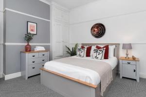 NEW Oakhill House by Truestays - 5 Bedroom House in Stoke-on-Trent