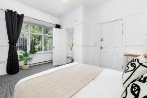 NEW Oakhill House by Truestays - 5 Bedroom House in Stoke-on-Trent