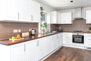 NEW Oakhill House by Truestays - 5 Bedroom House in Stoke-on-Trent