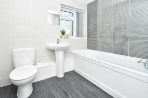 Ivory House by Truestays - 3 Bedroom House in Stoke-on-Trent
